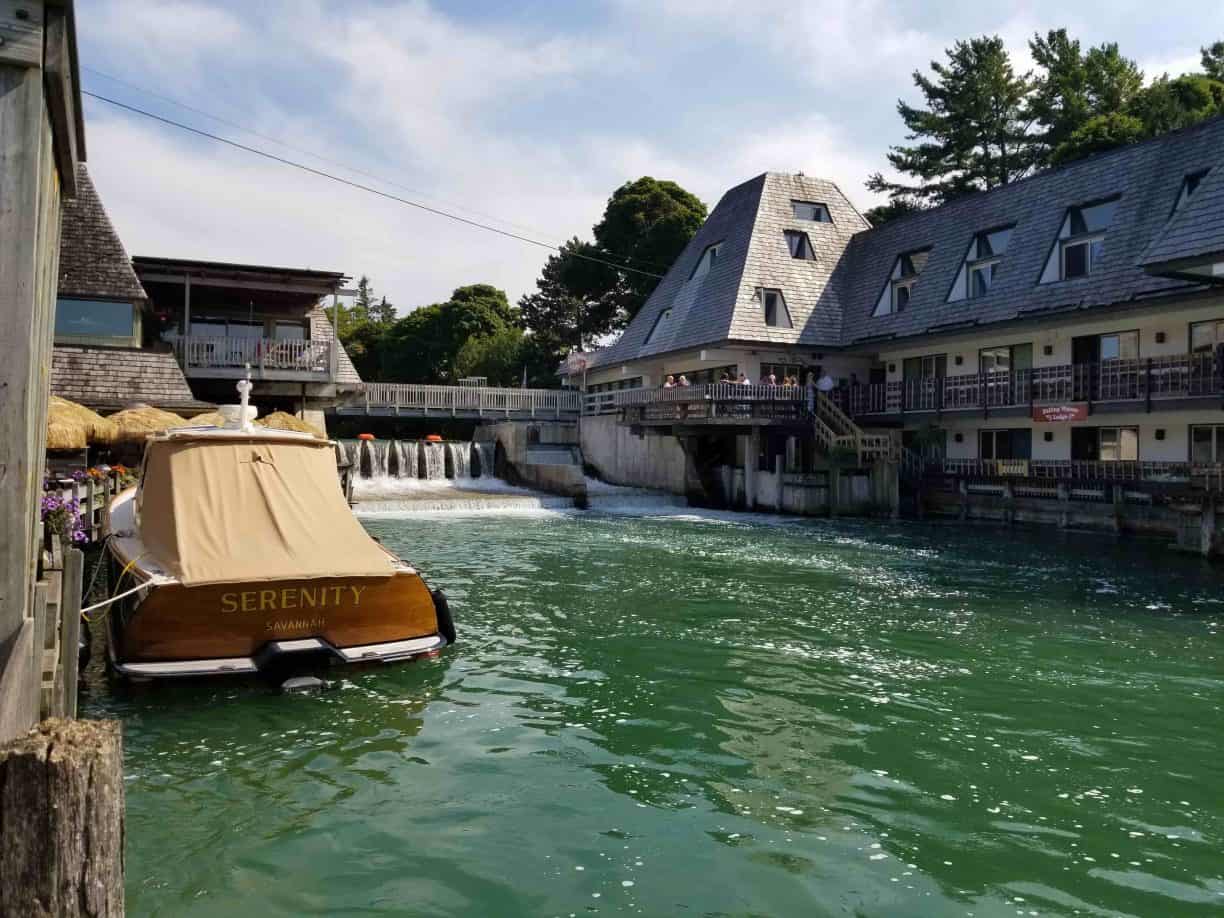 41 Fun & ROMANTIC Getaways In Michigan For Couples