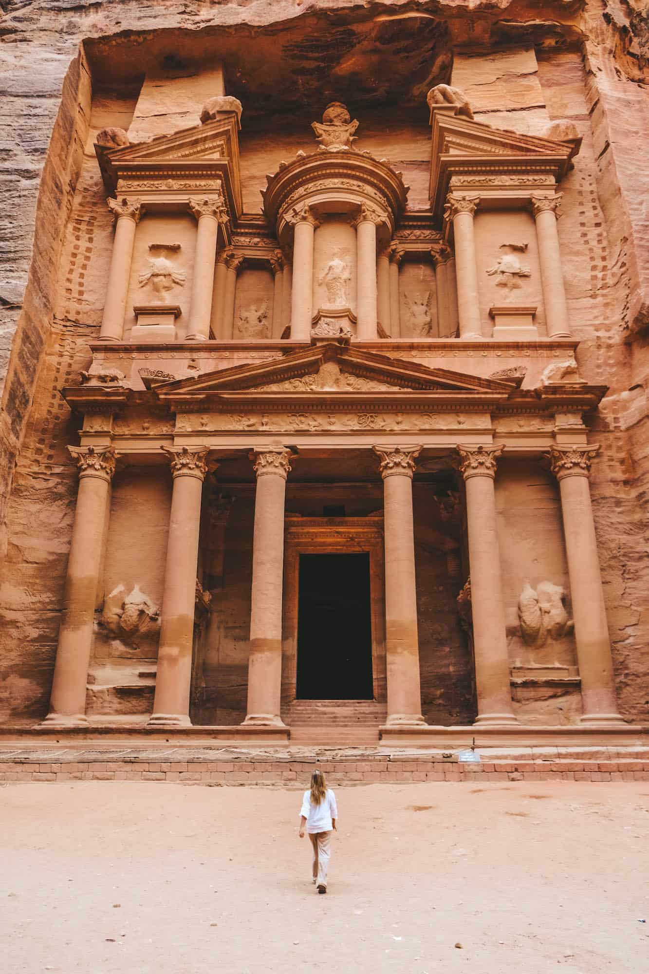 travel in jordan - petra treasury solo