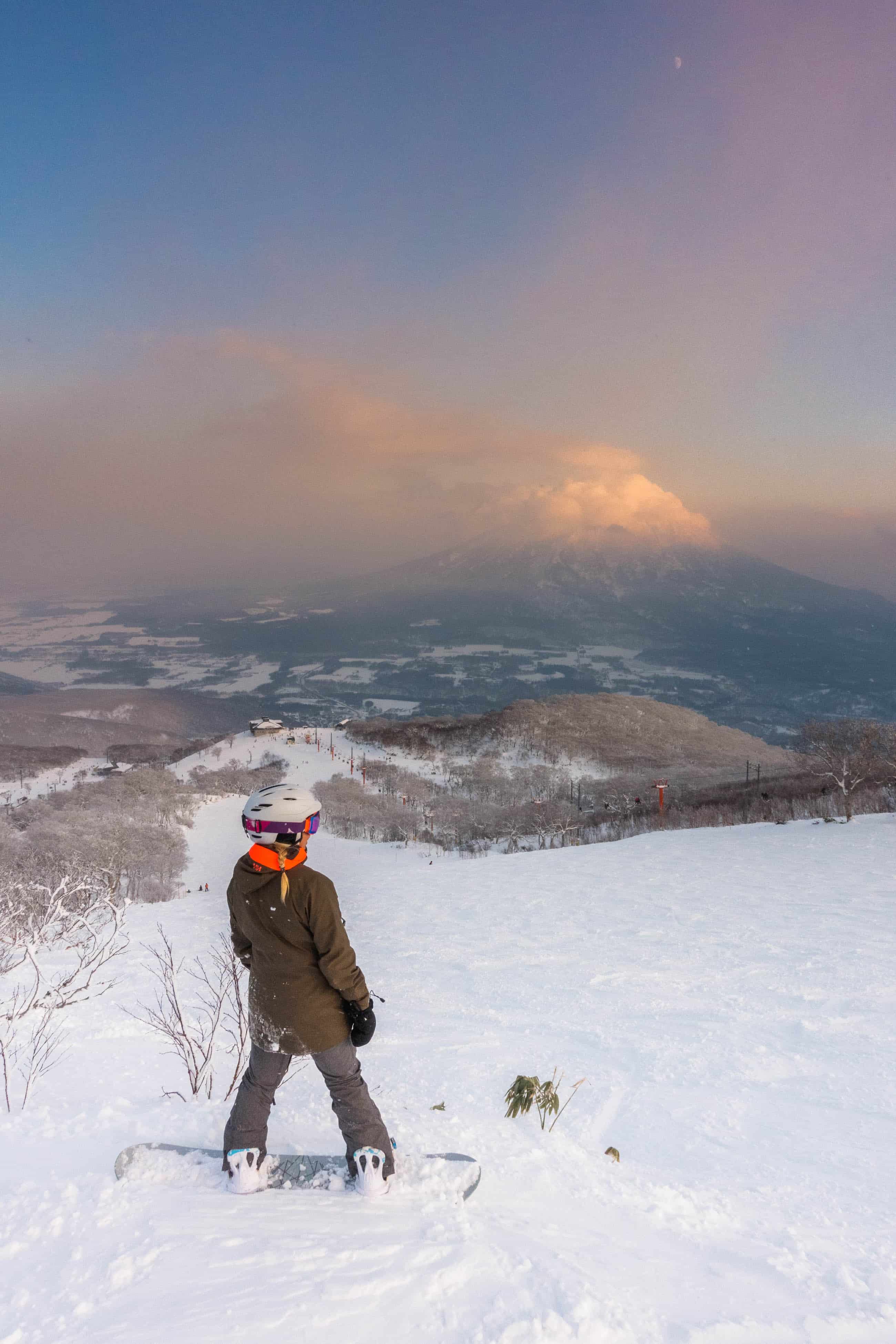 Natasha parada na encosta do Niseko United olhando para o Monte Yotei