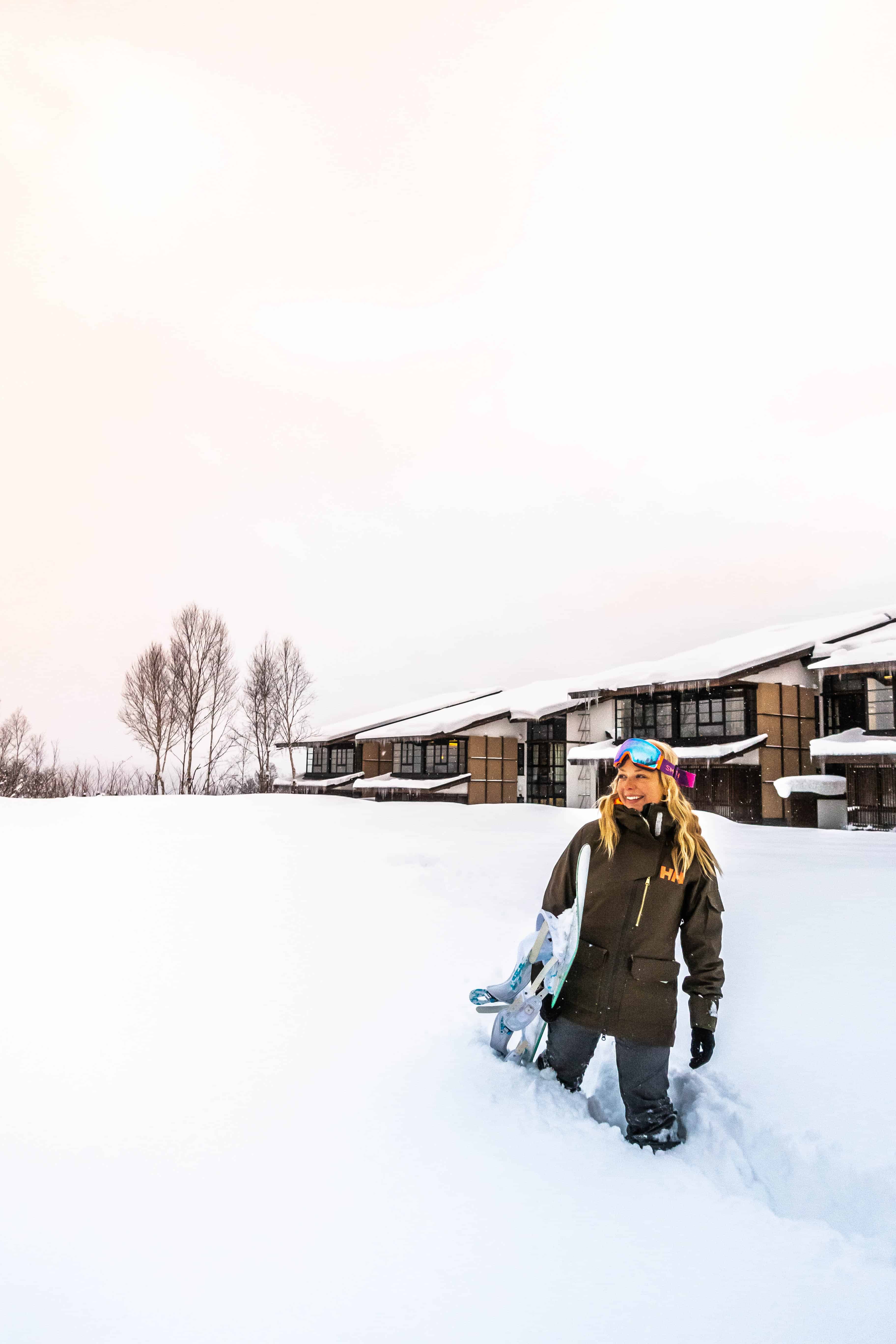 Natasha caminhando pela neve na vila de Niseko