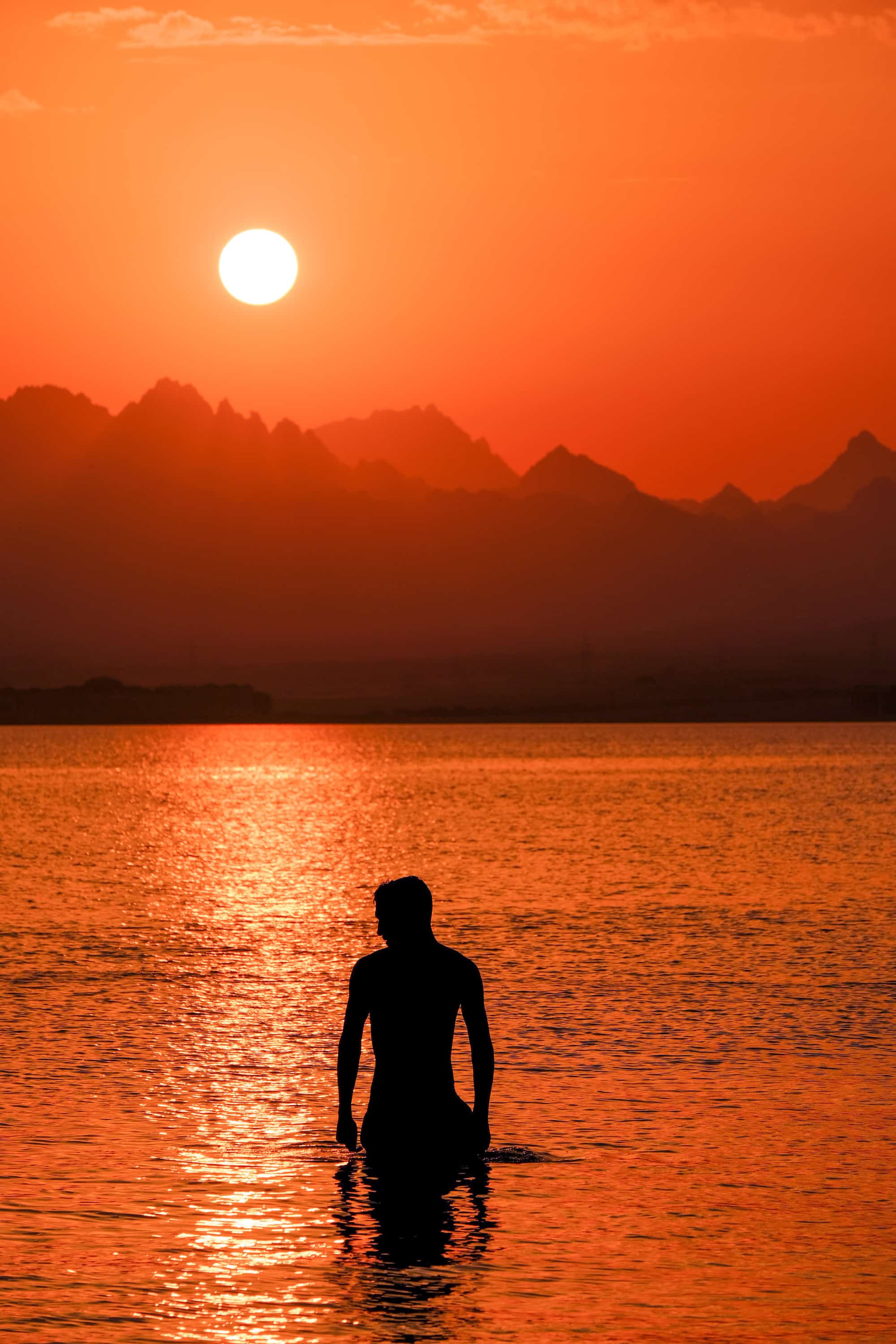  Cameron Schwimmen bei Sonnenuntergang im Roten Meer