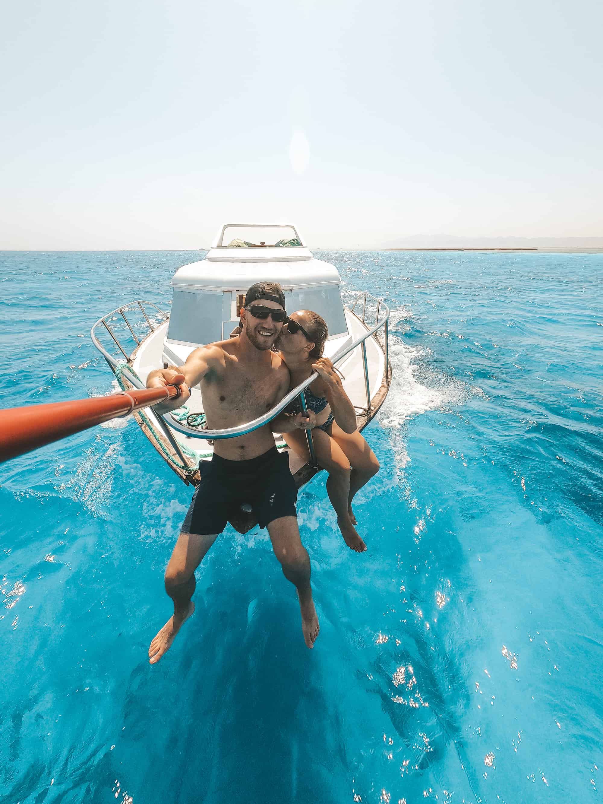 Cameron a Natasha na plavbě lodí v Rudém moři