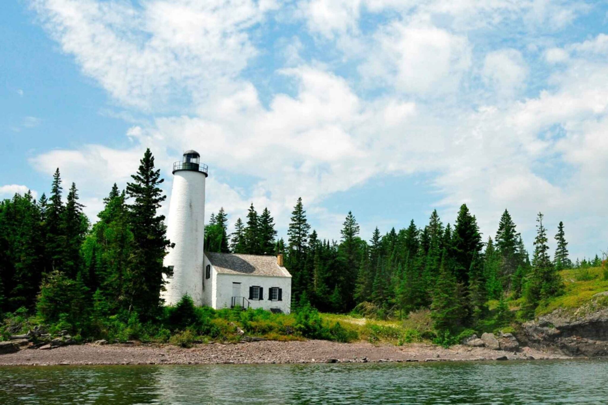 21 BEAUTIFUL Michigan Lighthouses To Visit One Day